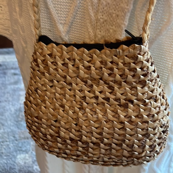Small straw lined purse. - Picture 2 of 12